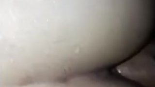 Me rompe el culo con su verga gruesa y me hace gemir