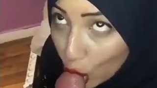 My muslims girl friend sucking my hot dick. Ha feeling awesome