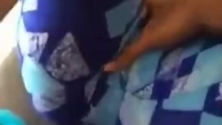 гладит между ног