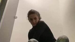 Voyeur, vestiaire, brune