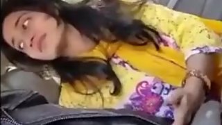 Lahori girl take breakfast by sucking cock while in car