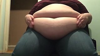 Ssbbw jiggles her belly