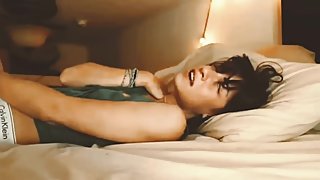 Goraca nastolatka ma orgazm