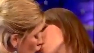 Celia Blanco besa a chica en cronicas marcianas